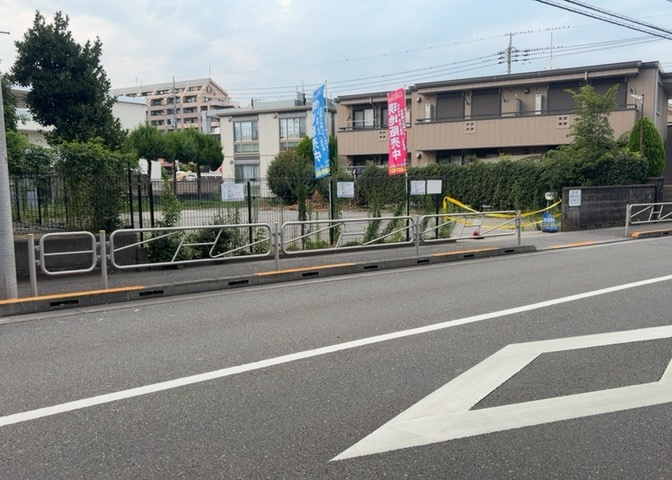 現地に行くなら、物件の周囲の地形がどうなっているかを見ることも大切です。周辺より低くなっている土地では、大雨などで水が集まりやすいため、地盤が弱くなっているということも考えられるため、注意が必要です。