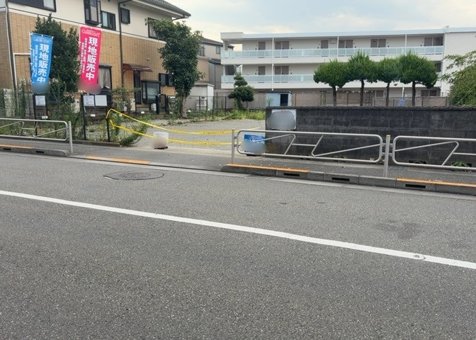 土地購入を検討されている場合、境界杭がない状態で購入してしまうと境界確定測量をする必要があり、費用がかかります。購入の前に、売主、隣土地所有者立ち合いのもと境界を確定し境界杭を設置するのがベストです。