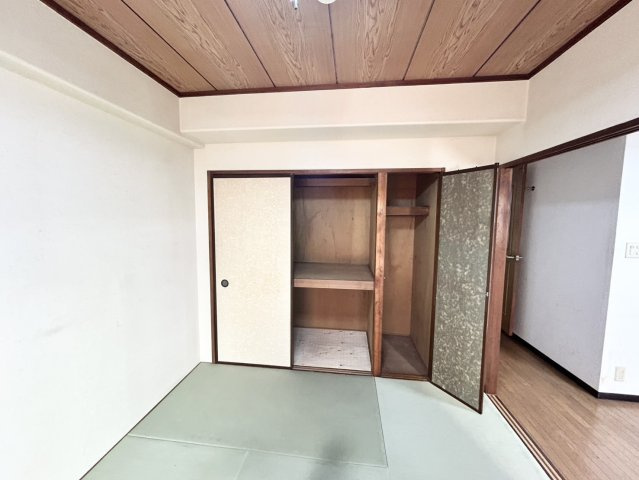 寝室でゆっくりと過ごすためにはベッド周りの適度な空間を担保することや窓の位置、照明の明るさ、寝室の広さなどを考える必要があります。自身や家族の構成とライフスタイルに併せて寝室にする部屋を選びましょう！