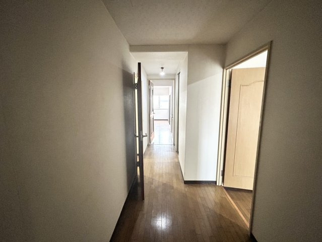 デザイン性を重視しすぎて収納が少なかった！なんてことにならないため、事前に現地で収納の数を確認しておくことをお勧めします。クローゼット以外にも床下収納や屋根裏収納、パントリーなどもチェックしましょう。