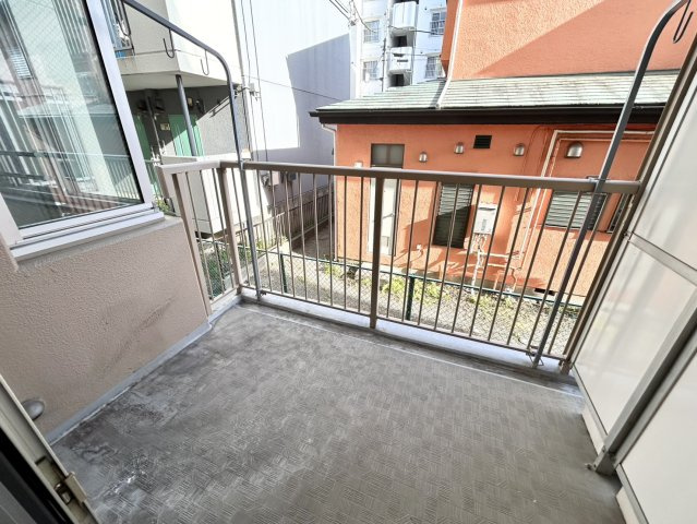 建物の上下階の通路である階段は、その位置によって動線や室内の印象が大きく左右されます。手摺にも重要な役割があり、転倒の防止・歩行や動作を円滑にして日常生活を支えることを主な目的として設置されています。