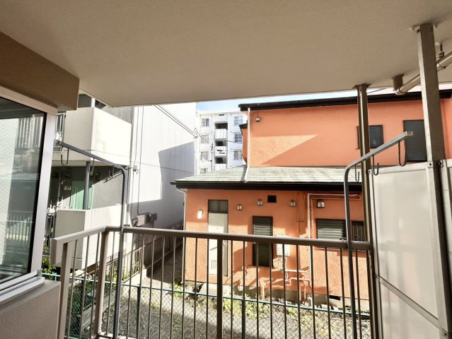 玄関は家の顔でもあり、家族以外の目にも止まる場所です。玄関は外との間を仕切る扉、靴などをしまっておく収納スペース、靴脱ぎのたたきスペース、来客とのやり取りをするドアホンなど複数のアイテムからなります。