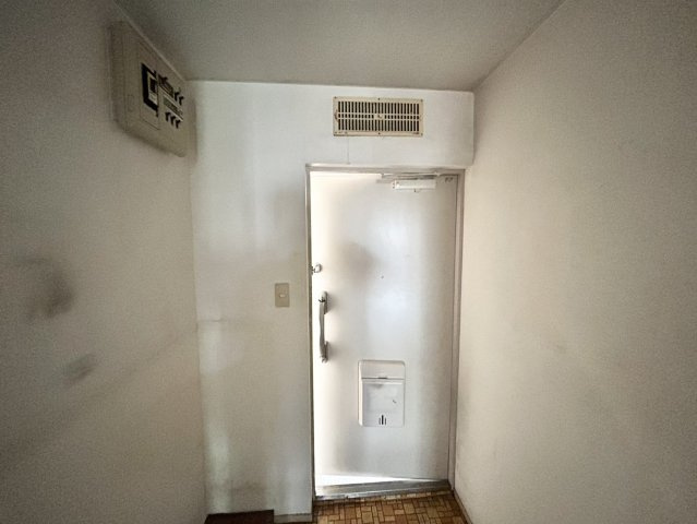 バルコニーは、室外の専用スペースのうち、「屋根がなく開放された空間」であるものを指します。ベランダより広いタイプのものが多く、日当たりもよいため家庭菜園などを楽しみたい人にとって適した環境となります。