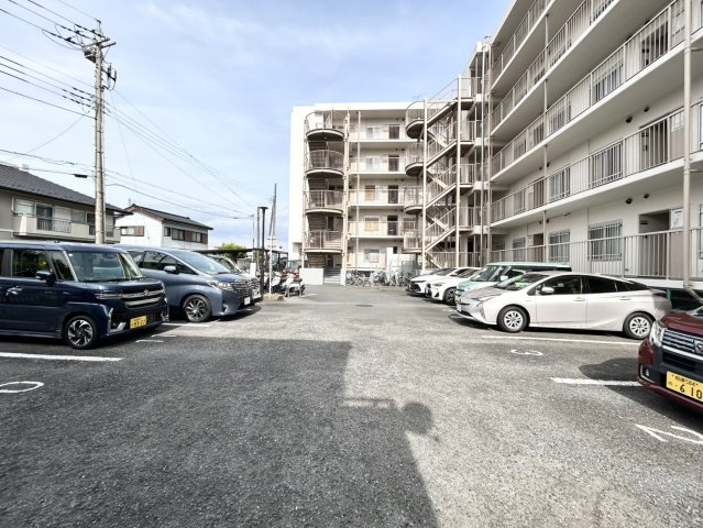 駐車場と明記されていても、最小スペースでつくられた駐車場だと大型車は駐車できなかったり、出入りしにくくなったりする可能性があります。お車のサイズと購入したい物件の駐車場のサイズを現地で確認しましょう。