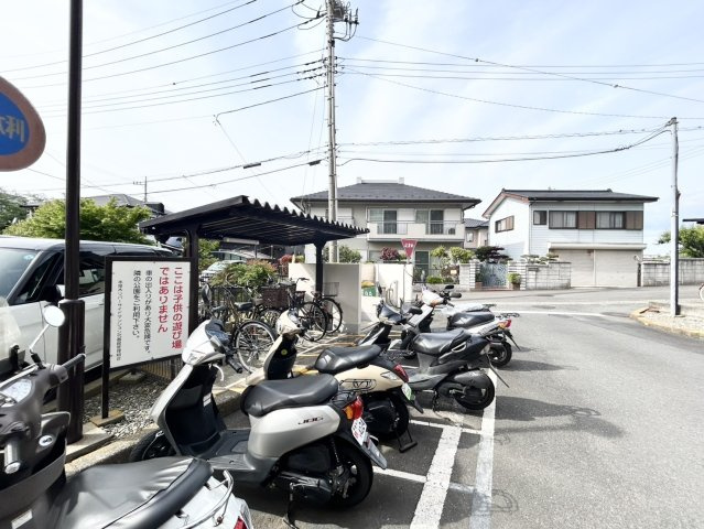 庭があることでガーデニングや家庭菜園はもちろん、こどもの遊び場やペットを放して遊ぶことができます。また、家の周囲に余裕があるということです。隣地との間があれば、十分な日当たりと、風通しが確保できます。