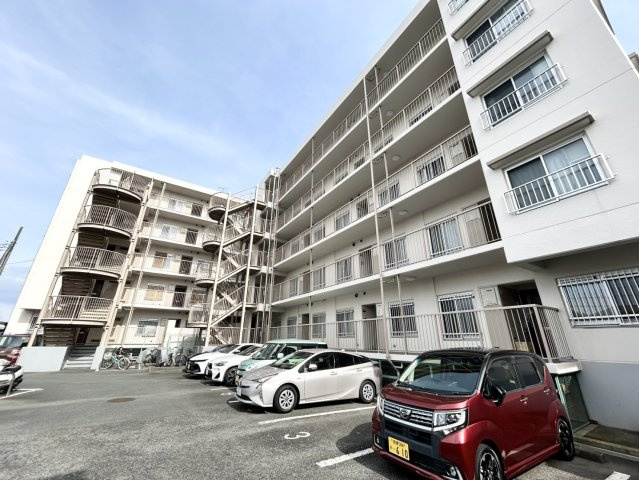 L型アイランドタイプは、キッチンからダイニングにもリビングにも目が行き届くので、とても使いやすい配置です。L字型独立タイプは、キッチンを独立させてるためLDKというよりもLDといった様なイメージです。