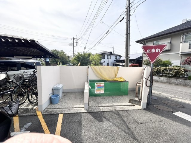 ダイニングは、食事や家族の団らんスペースとしてだけではなく、ほかの用途としても使用することができます。ダイニングテーブルを置き、食事のためのスペースを作ることでリビングとの差別化を図ることができます。