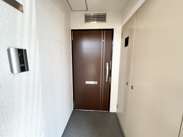 ウォークインクローゼットがあれば、クローゼット内でコーディネートが完成できますし、季節の変わり目に行う衣替えの手間も省けます。また、スーツケースなど大きいものもしまうことができ使い勝手がよいです。
