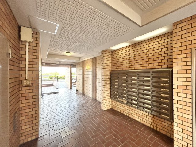 サッシとは、ガラス窓に使用される金属製の窓枠のことです。一般的に住宅建築では、金属製建具工事の段階で備え付けるもので、ガラス類や玄関、バスルームのスチール製のドアなどと同じタイミングで工事を行います。