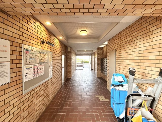 モニターで来訪者を確認して、目的が分からない場合はインターホンを通じて室内から会話することができます。怪しいと感じた場合はインターホン越しにお帰りいただくことができるので、直接会うことがなく安全です。