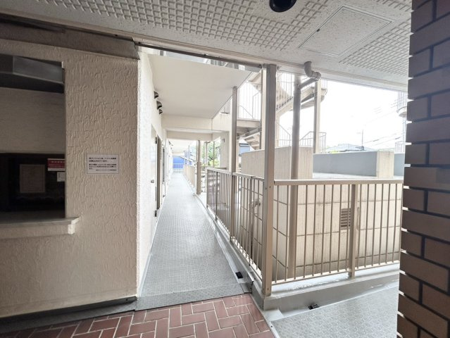 1日中建物内の換気が行われるように設計された仕組みです。気密性の高い住宅は、家に籠った空気でシックハウス症候群になる可能性がありますが、24時間換気システムであれば計画的な換気で対策が可能です。