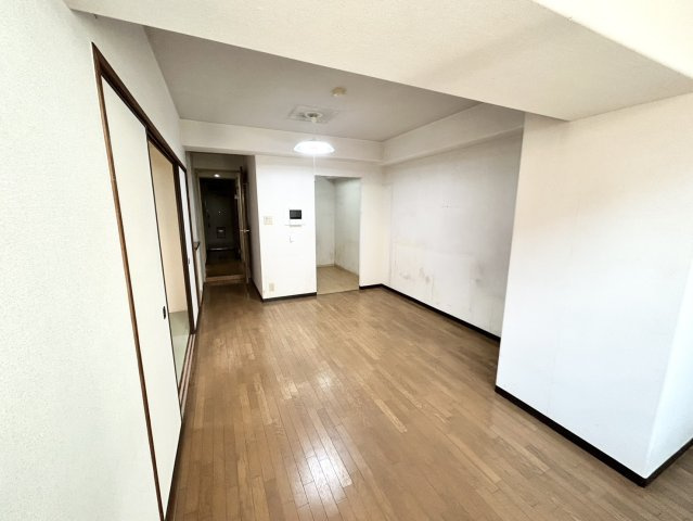 直線タイプはLとDKを一直線に並べた形で対面キッチンのタイプです。一般的なのでよく見かけるかもしれません。直線タイプに似た直接アイランドタイプは、キッチンとダイニングの間に壁がない分広く感じられます。