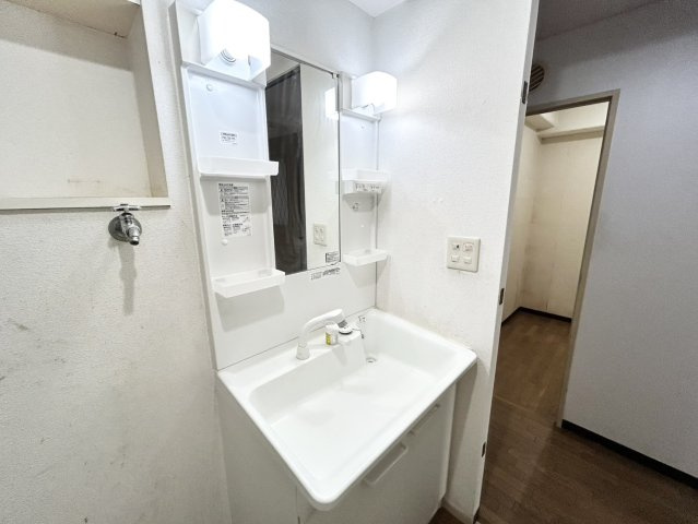 多くの戸建て住宅で見かける洗面脱衣所は、洗面台と洗濯機が2畳ほどのスペースに並べられていて、洗面所が脱衣所を兼ね備えている間取りが一般的です。お客様が利用することもある、パブリックな空間でもあります。