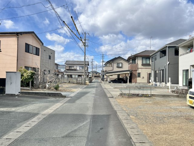 前面道路西側を向いて撮影しました。