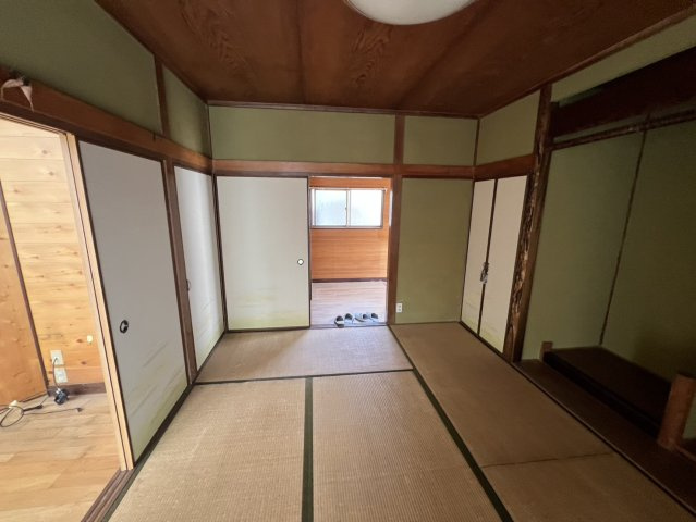 隣接する洋室、玄関への出入口が設けられているため、生活動線を確保しやすい間取り。畳の落ち着いた空間は、くつろぎスペースや寝室、来客時の客間など、ライフスタイルに合わせて幅広く活用できます。