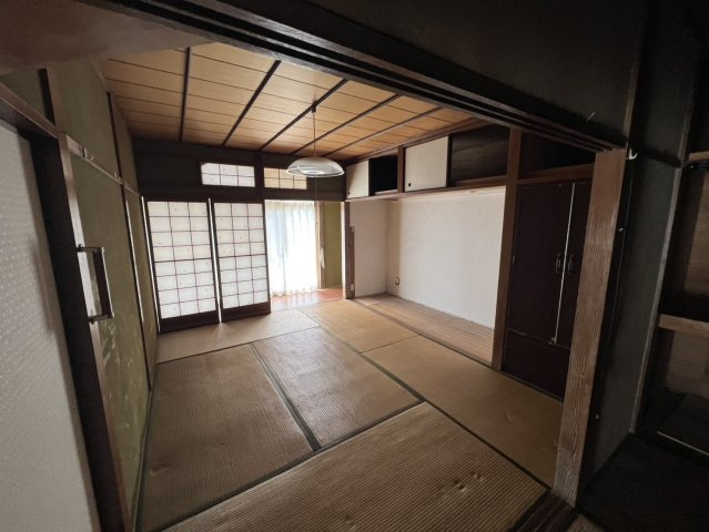 4.5帖和室と続き間になった6帖の和室です。襖を開放すれば、2部屋をつなげたゆとりある和の空間として活用できます。障子や縁側側から光を取り込める造りで、用途に合わせて使い分けやすいお部屋です。
