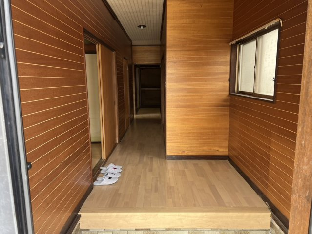 木目を活かした内装が印象的な、温かみのある玄関スペースです。ゆとりのある広さが確保されており、来客時にも圧迫感を感じにくい造り。窓から自然光を取り込めるため、明るさも確保できます。