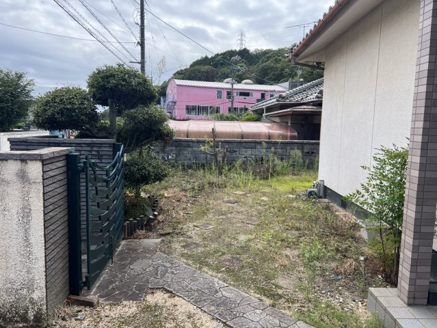 玄関横に設けられた庭スペース。植栽を楽しむガーデニングスペースとしてはもちろん、お好みに合わせて庭づくりを楽しめる余地があります。リフォームや整備によって、さまざまな活用方法を検討できます。