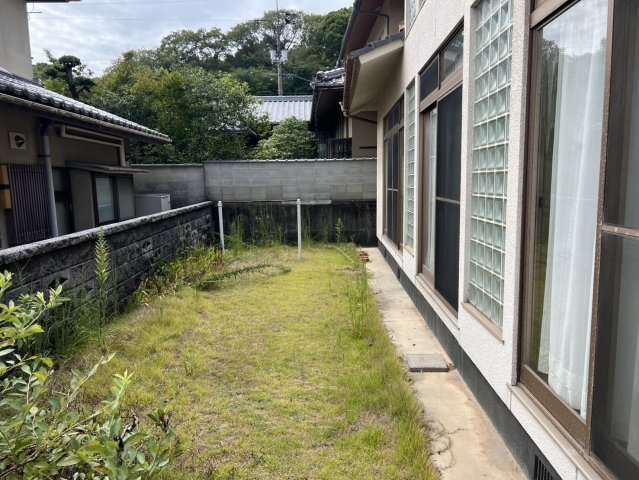 建物に沿って設けられた庭スペース。室内の窓から緑を眺めることができ、住まいに開放感をプラスします。ガーデニングや季節の草花を楽しむスペースとしてはもちろん、工夫次第でさまざまな用途に活用できます。