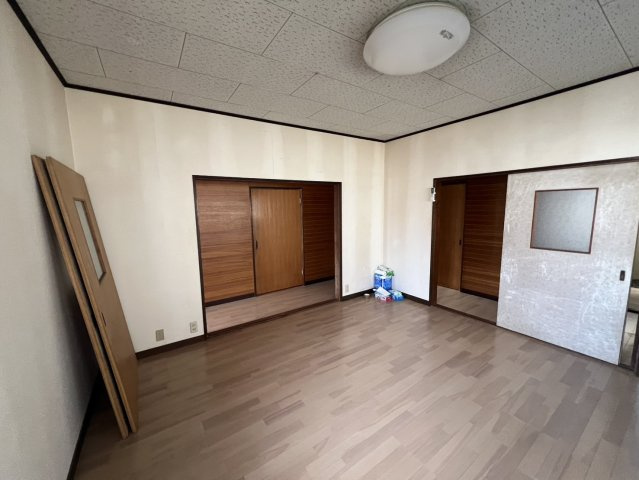 8帖の広さを確保したダイニングキッチン。隣接する居室や廊下へつながる出入口があり、各室への移動がしやすい間取りです。壁面が広く確保されているため、ダイニングテーブルや収納家具なども配置しやすい空間。
