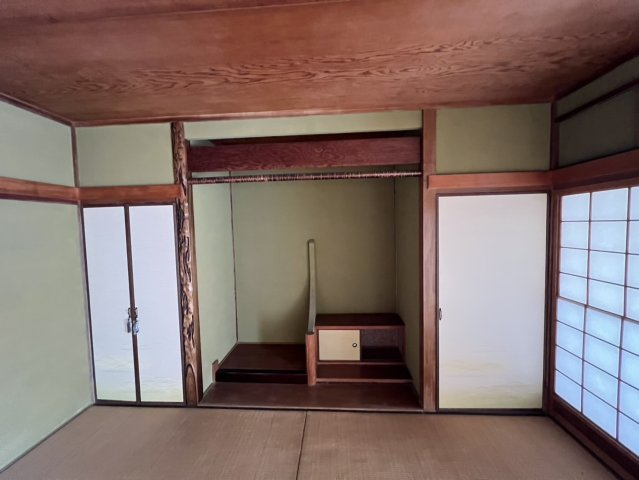 床の間と収納を備えた、和の趣を感じられる6帖の和室です。障子越しにやわらかな光が差し込み、落ち着いた雰囲気の空間。床の間には季節の花や小物を飾るなど、和室ならではの楽しみ方ができます。