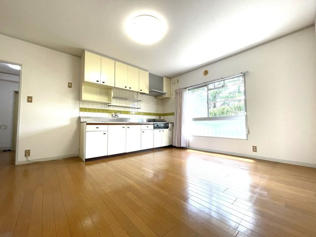 約9.9帖の広々ダイニングキッチン