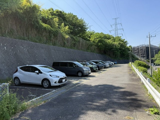 敷地内駐車場(要契約?月額使用料有)　平置きでゆとりあるスペースです。