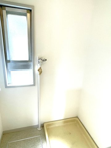 洗面室　防水パン部分　窓があり換気しやすいです。