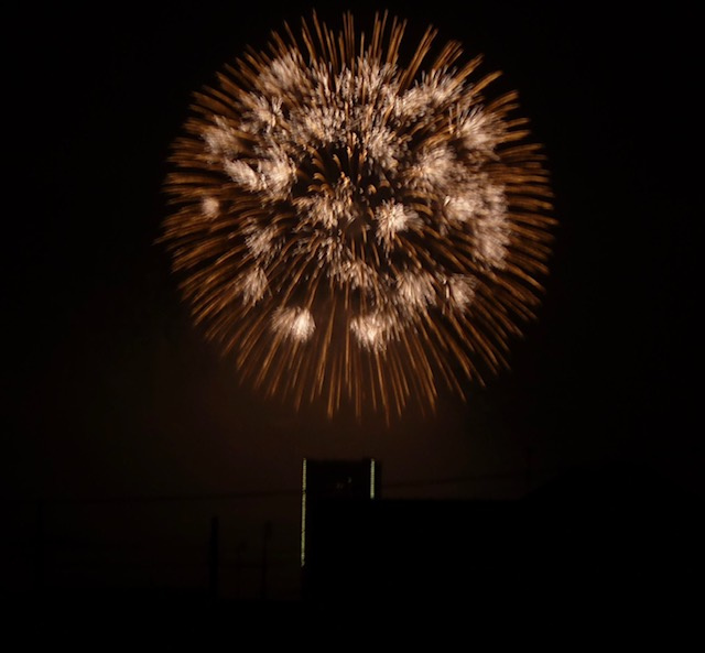 売主様撮影　バルコニーからみなとみらいの花火を望みます。(気象条件等により、見え方には差異が出ます。)