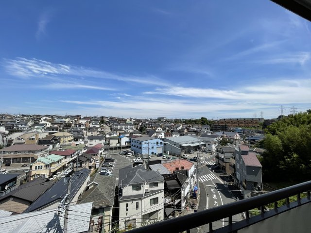 バルコニーからの眺望(南方向)陽当たり良好、住宅地の眺望が広がります。