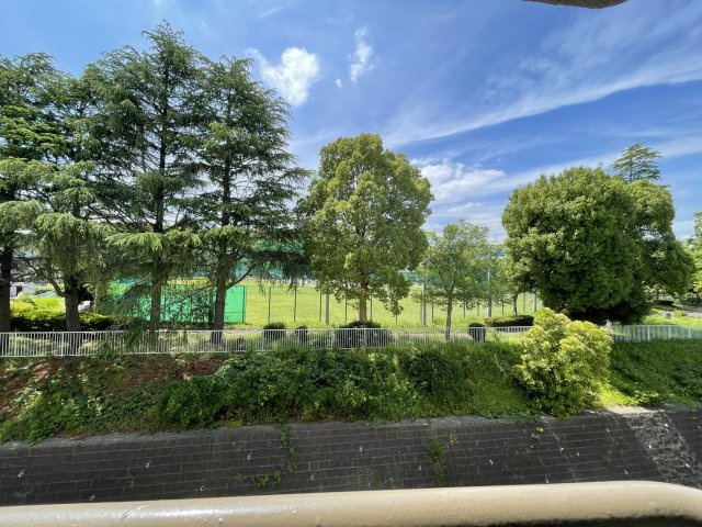 北西側の眺望　下永谷八木中央公園の緑を望みます。