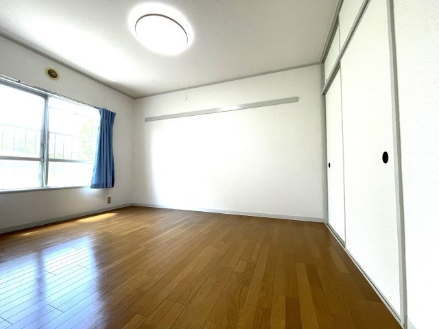北側洋室写真　和室から洋室に改装しています。