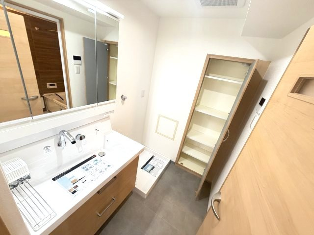 収納付き洗面化粧台を採用し、すっきりとした空間を保てます。