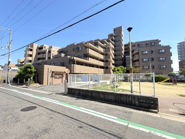 マンション横には公園があり、子育て世帯にも嬉しい住環境が整っています。