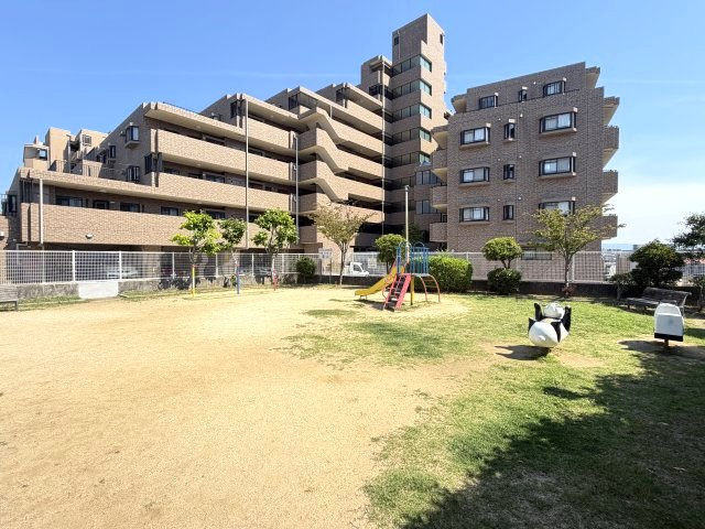 公園に隣接した開放感のある住環境。緑を身近に感じながら快適に暮らせる立地です。