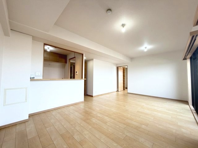 明るく開放感のあるLDK。ご家族が自然と集まる心地よい空間です。