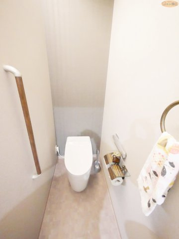 1F：スタイリッシュな暮らしを支える、清潔感あふれるトイレ空間
