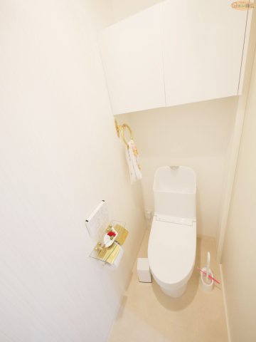 2F：収納力と快適さを兼ね備えた、温水洗浄付きトイレ