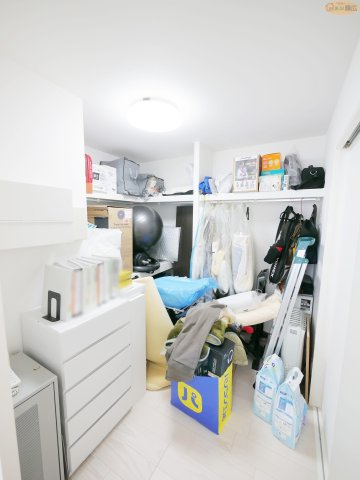 4帖の納戸＋収納棚で、家族の荷物もすっきり収納