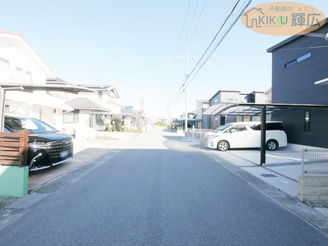 前面道路幅員約6メートルございますので、お車の運転がしやすいです。