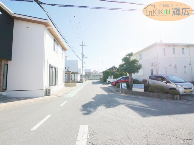 前面道路幅員約6メートルございますので、お車の運転がしやすいです。