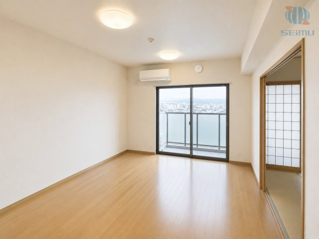 【LDK】南東側バルコニーからたっぷりと光が差し込む、明るく開放的な約12帖のLDKです。