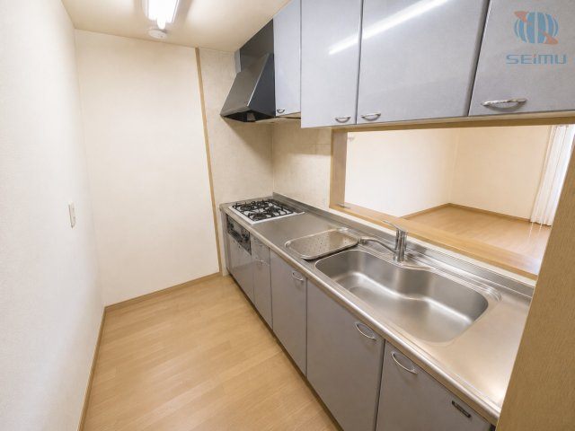 【キッチン】広々としたキッチンは、作業スペースをしっかり確保。収納も豊富で、調理器具や食器もすっきり整理できます◎