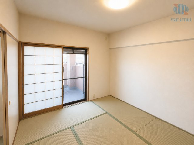 【和室】リビングに隣接した約6帖の和室。引き戸を開ければLDKと一体感のある広々とした空間としてお使いいただけます。
