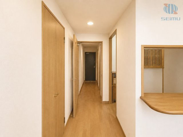 【廊下】各居室へスムーズにつながるゆとりある廊下。収納も備えており、日用品や掃除道具などをすっきりと整理できる、使い勝手の良い空間です。