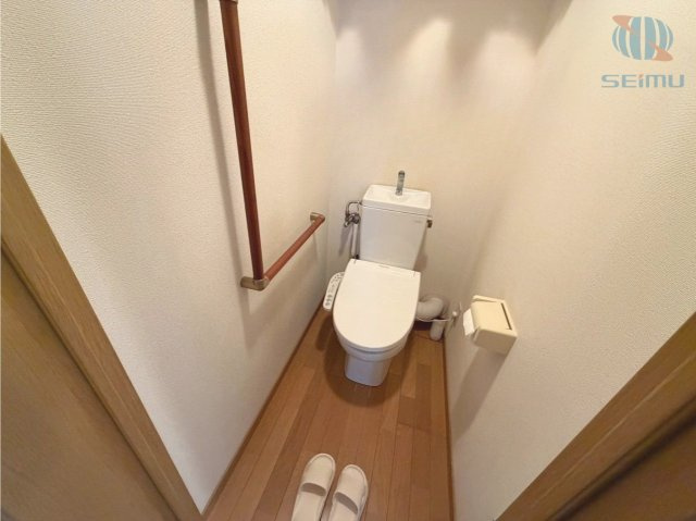 【トイレ】手すり付きで安心感のあるトイレ。シンプルで使いやすい空間です。