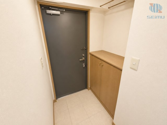 【玄関】収納力のあるシューズボックスを備えた玄関。コンパクトながら使い勝手の良い空間です。