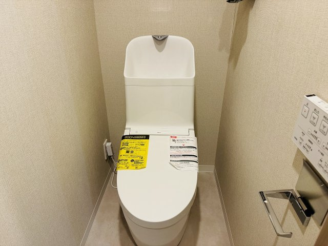 ～新規交換済、暖房温水洗浄機能付きトイレ　冬場は特に嬉しい機能ですね～