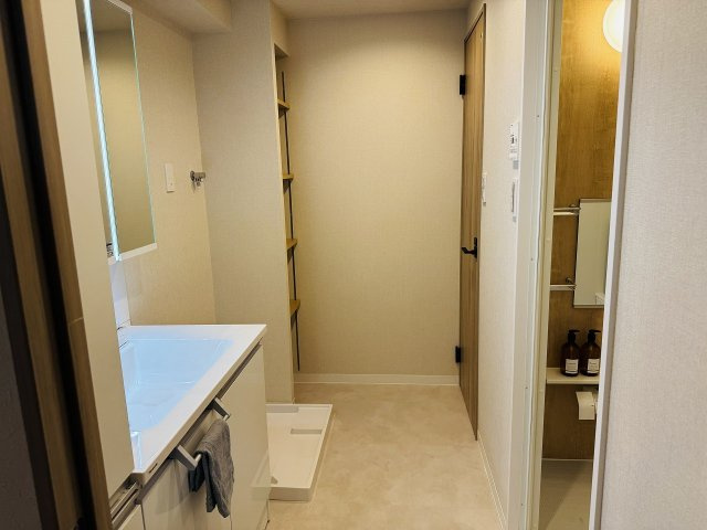 ～脱衣場にはリネン類・洗剤類の収納に嬉しい可動棚付き～