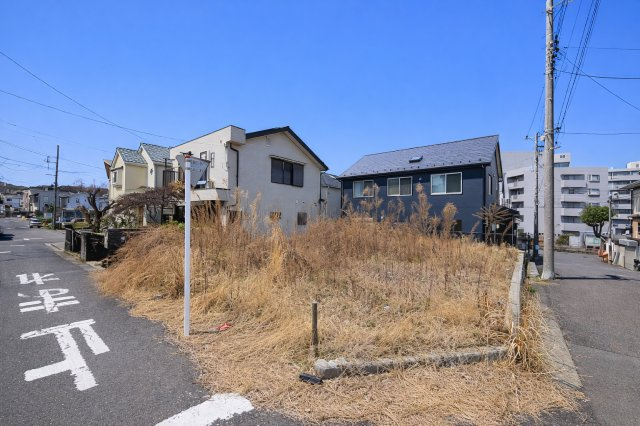 ◆爽やかな青空の下に贅沢なほどに降り注ぐ陽光、豊かな居住性と、クオリティが見事に調和した住空間は、住まうことの喜びを感じさせてくれます。ゆとりある広い敷地で開放的なお住まいです。